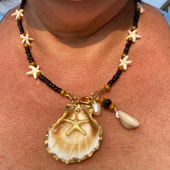 Natural Shell Gilded in Gold Leaf with a Starfish-Freshwater Pearl Boho Necklace - Picture 5 of 7